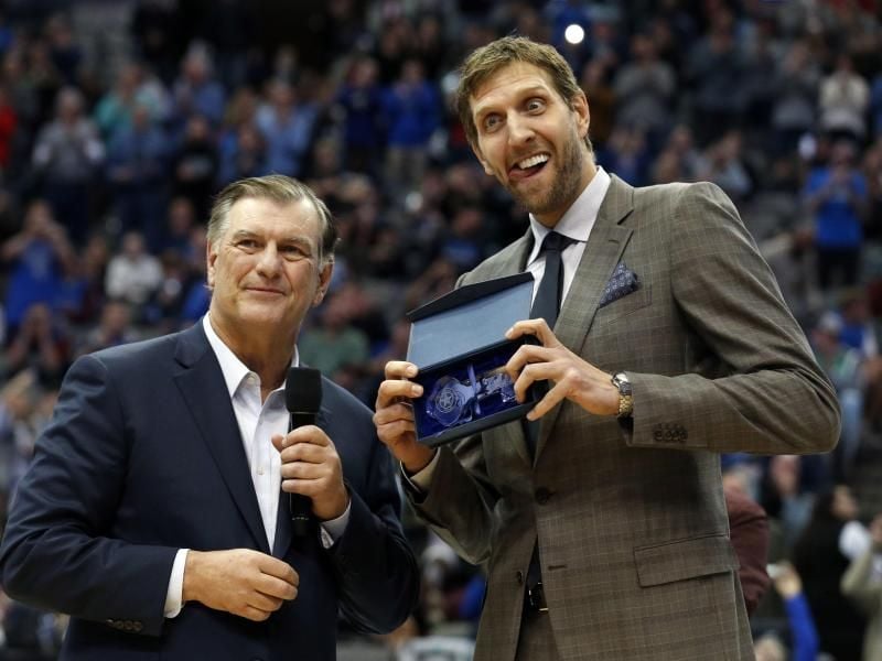 Dirk Nowitzki (r) steht 2018 neben Mike Rawlings, Bürgermeister von Dallas, und hält den Schlüssel zur Stadt Dallas. Foto: Michael Ainsworth/AP