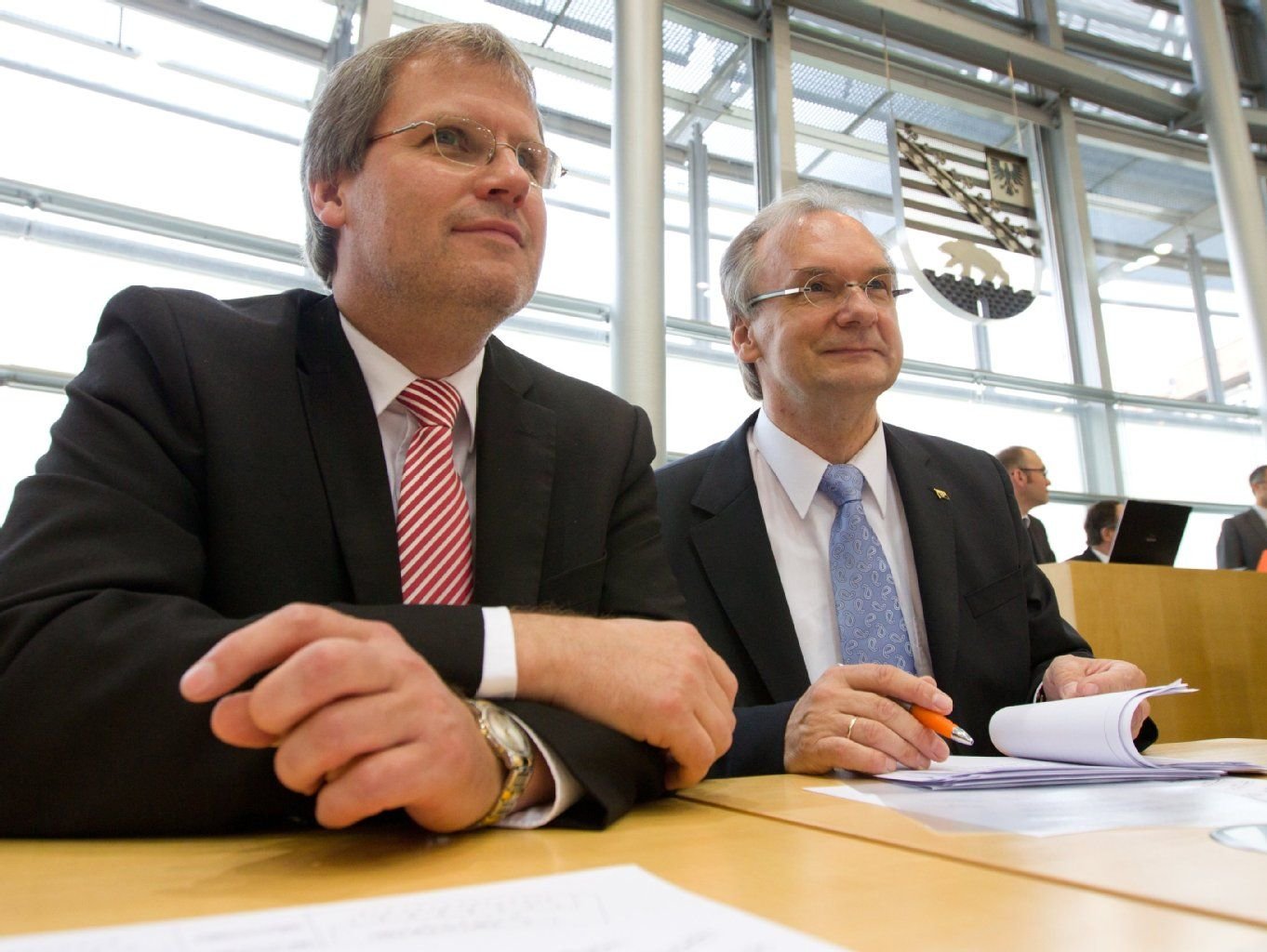 Seit 2006 stellt auch in Sachsen-Anhalt ein schwarz-rotes Bündnis die Regierung. Seit 2011 ist Reiner Haseloff (CDU, rechts) Ministerpräsident, Jens Bullerjahn (SPD, links) ist Finanzminister. Wobei die Bezeichnung Große Koalition streng genommen gar nicht stimmt: Die SPD ist im Landtag hinter der Linken nur drittstärkste Kraft.