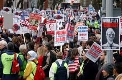 Demonstranten mit Anti-Bush-Plakaten am 20. November 2003 im Zentrum von London. (Foto: dpa)