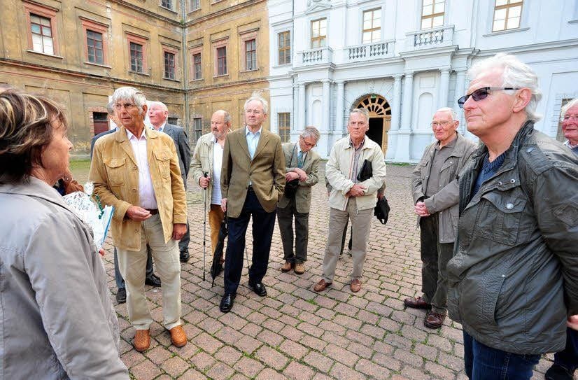 Ehemalige Bergschüler besichtigen den Weißenfelser Schlosshof.