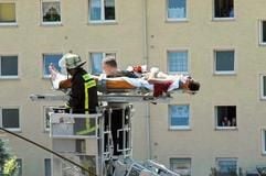 Feuerwehrleute bergen einen Arbeiter, der sich bei einem Arbeitsunfall auf einer Baustelle Verletzungen zugezogen haben. (Foto: dpa)