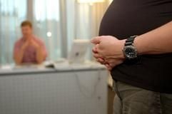Den richtigen Zeitpunkt abpassen - wenn sich die Schwangerschaft schon so deutlich wie hier zeigt, sollte der Arbeitgeber längst informiert sein. (Foto: dpa)