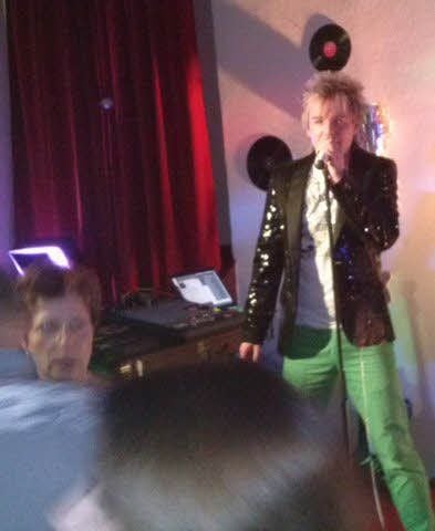 Phil Stewman stand zur Silvesterparty auf der Bühne.