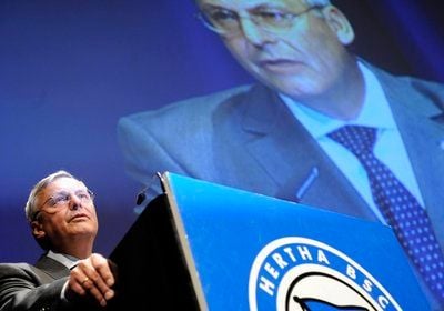 Der Präsident des Fussballvereins Hertha BSC, Werner Gegenbauer, spricht am Montag (10.11.08) in Berlin auf der Ordentlichen Mitgliederversammlung des Vereins. (Foto: ddp)