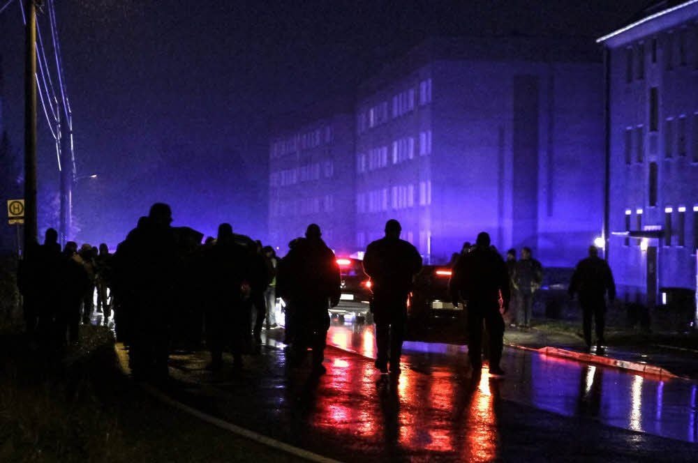 Mehr als 200 Anti-Asyl-Demonstranten zogen am Sonntag erneut durch Kretzschau. Die Polizei sicherte die Jugendherberge ab dem Nachmittag.