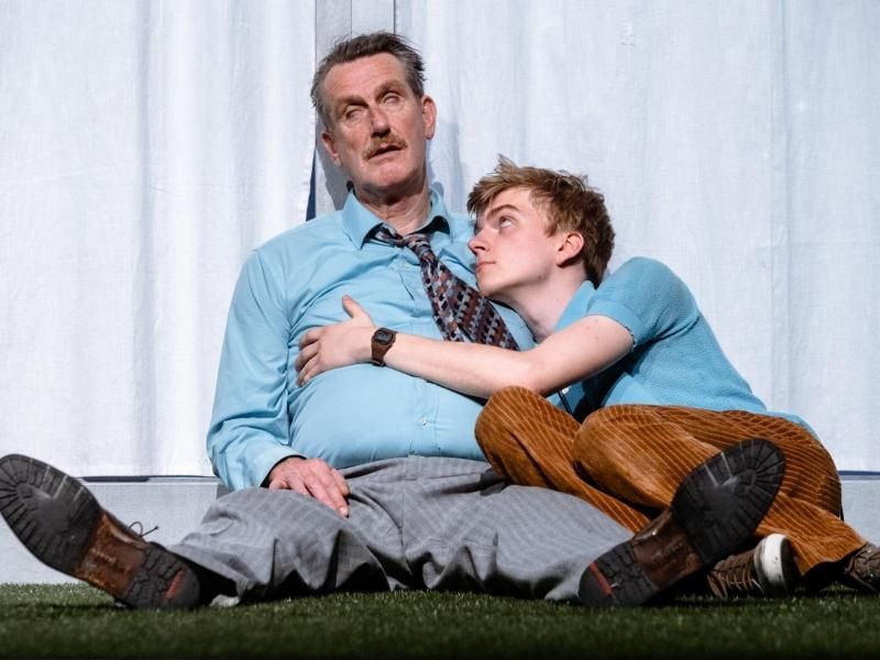 Kai Maertens (l) und Calvin Peters auf der Bühne des am Altonaer Theater. Foto: Markus Scholz