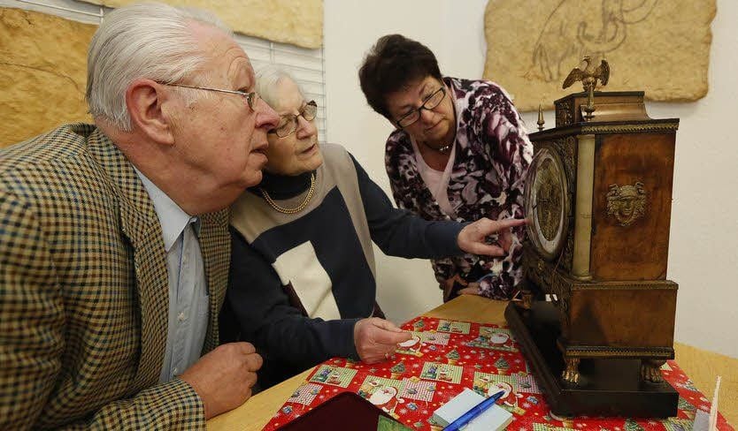 Rüdiger und Michaela Busse nehmen die Wiener Hausherrenuhr anno 1810 von Monika Müller unter die Lupe.