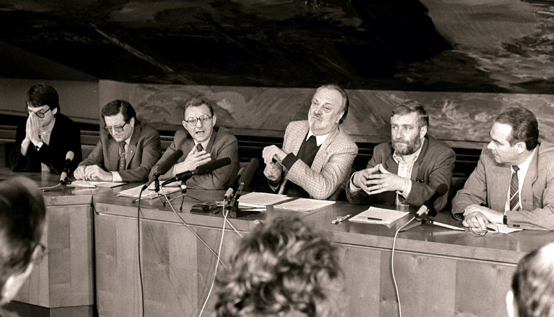 Das Foto (4. Oktober 1989) zeigt die „Leipziger Sechs“ um Gewandhauskapellmeister Prof. Kurt Masur (3.v.r.), die vor der großen Demonstration am 9. Oktober einen Aufruf gegen Gewalt über den Rundfunk und im Stadtfunk über Straßenlautsprecher verkünden ließen.