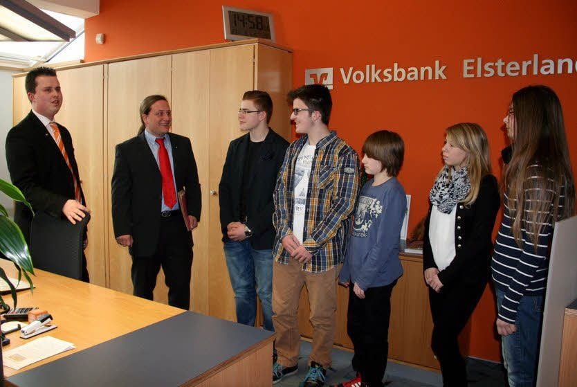 Volksbank-Mitarbeiter Nico Lange und Tim Schroeter (v. l.) von der Agentur für Arbeit begleiten die Jugendlichen durch die Jessener Bankfiliale.