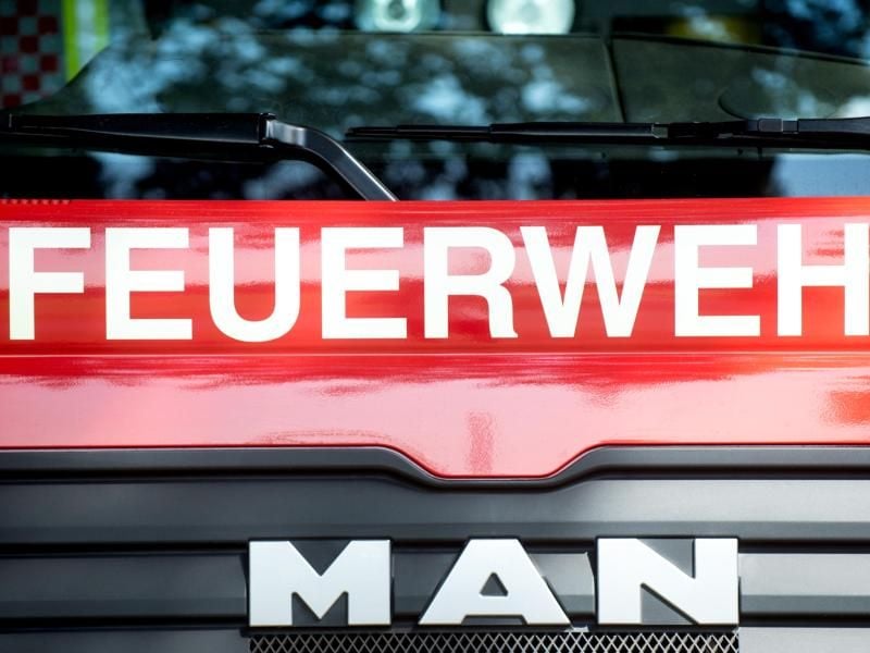 Ein Fahrzeug der Feuerwehr steht am Straßenrand. Foto: Hauke-Christian Dittrich/dpa/Archivbild