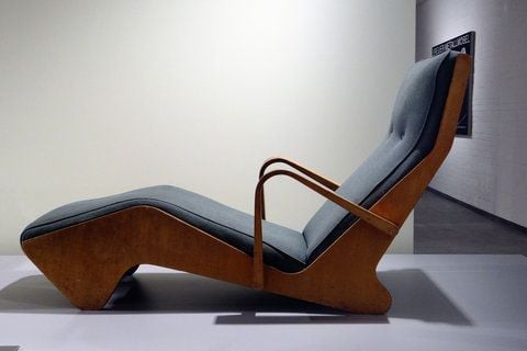 Diese Liege aus Holz mit einem Polster aus Stoff entwarf der Bauhaus-Designer Marcel Breuer (1902 bis 1981) im Jahr 1936. Zu sehen ist sie im Vitra Design Museum in Weil am Rhein (Baden-Württemberg). (FOTO: THOMAS RUTTKE)