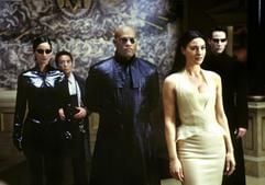 Das Szenenfoto aus dem neuen Kinofilm "Matrix - Reloaded" zeigt die Freiheitskämpferin Trinity (Carrie-Anne Moss), den Schlüsselmacher (Randall Duk Kim), Morpheus (Laurence Fishburne), Persephone (Monica Bellucci) und Hacker "Neo" (Keanu Reeves). Mit Hilfe ihrer besonderen Fähigkeiten und Waffen setzen sie sich gegen die Unterdrückung und Ausbeutung durch eine Armee der Maschinen zur Wehr. Dabei kommt Neo die zentrale Rolle am Schicksal der Menschheit zu. Es bleiben nur wenige Stunden, bis die letzte Fluchtburg der Menschen von Wächtern angegriffen wird. (Foto: dpa)