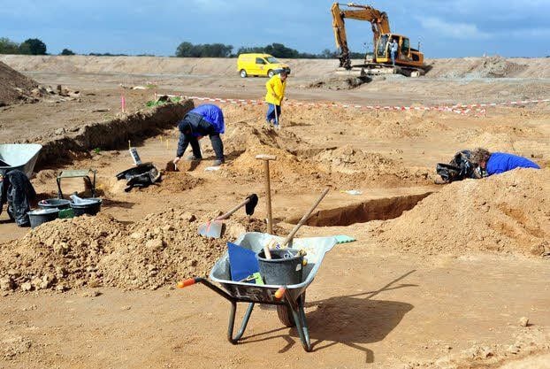 Archäologen untersuchen das Areal.