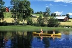 Viele Möglichkeiten für Hobby-Kanuten - Boote, Schwimmwesten und Trockensäcke lassen sich an vielen Orten im Dalsland ausleihen. (Foto: dpa)