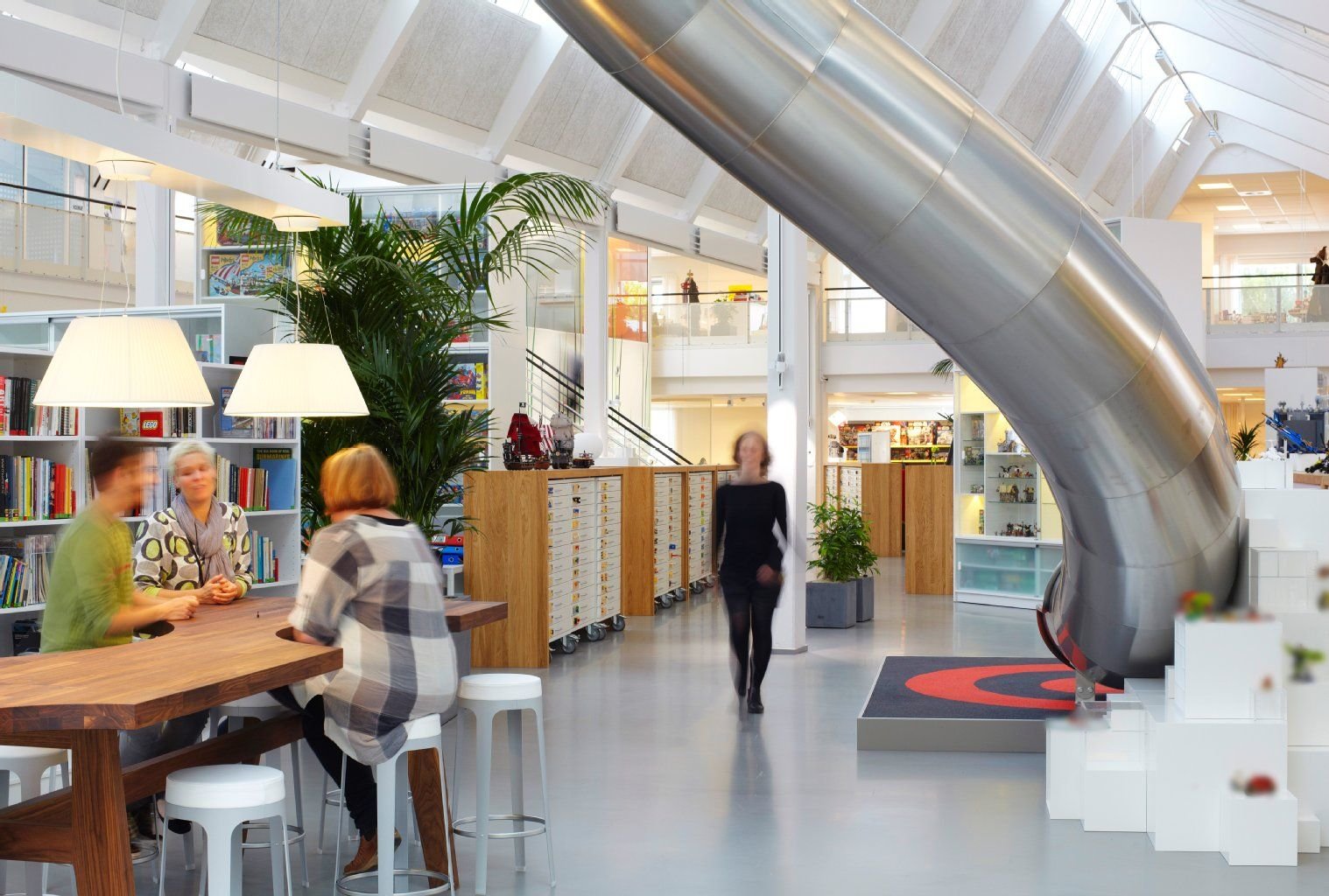 Warum nicht mal ins Meeting rutschen? Lego setzt beim Office-Design der Kreativität keine Grenzen.