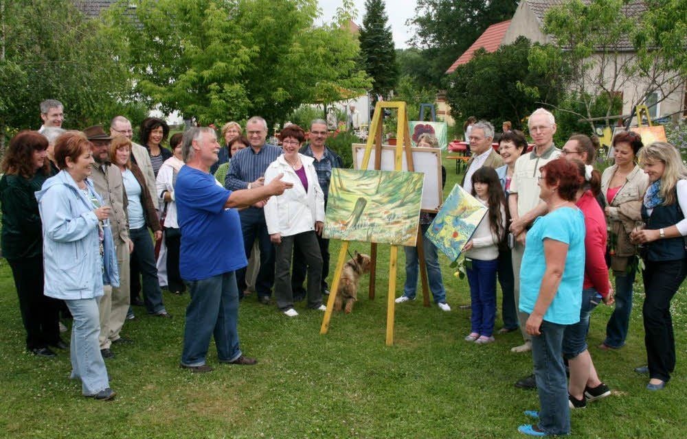 Ulrich Riedel freut sich über so viele Gäste. Sein Garten mutet an wie ein Freilicht-Atelier, in dem die Besucher Kunst und Natur bestaunen können.