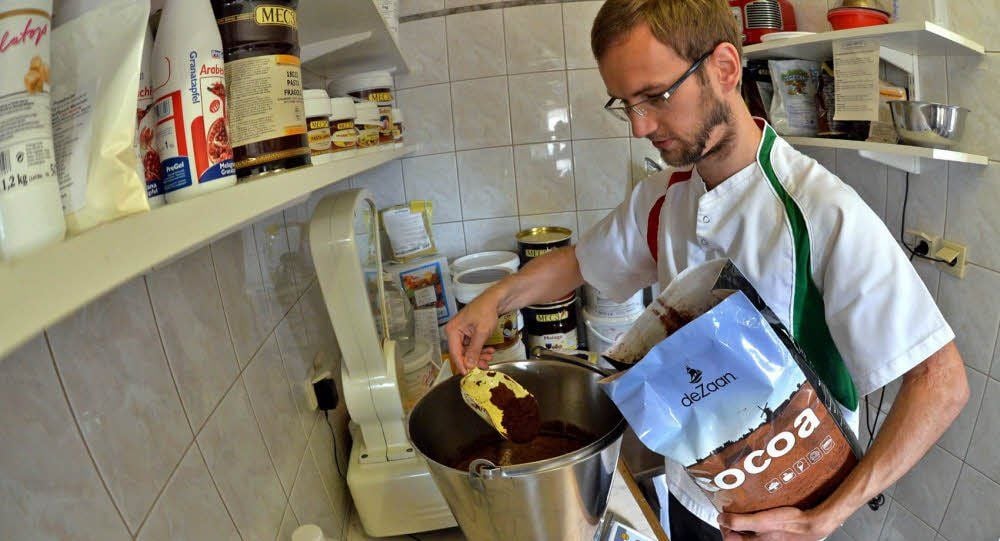 Marc Plato vom gleichnamigen Eiscafé stellt Speiseeis her. Für den Geschmack von Zartbitterschokolade wird anteilig mehr Kakao verwendet.