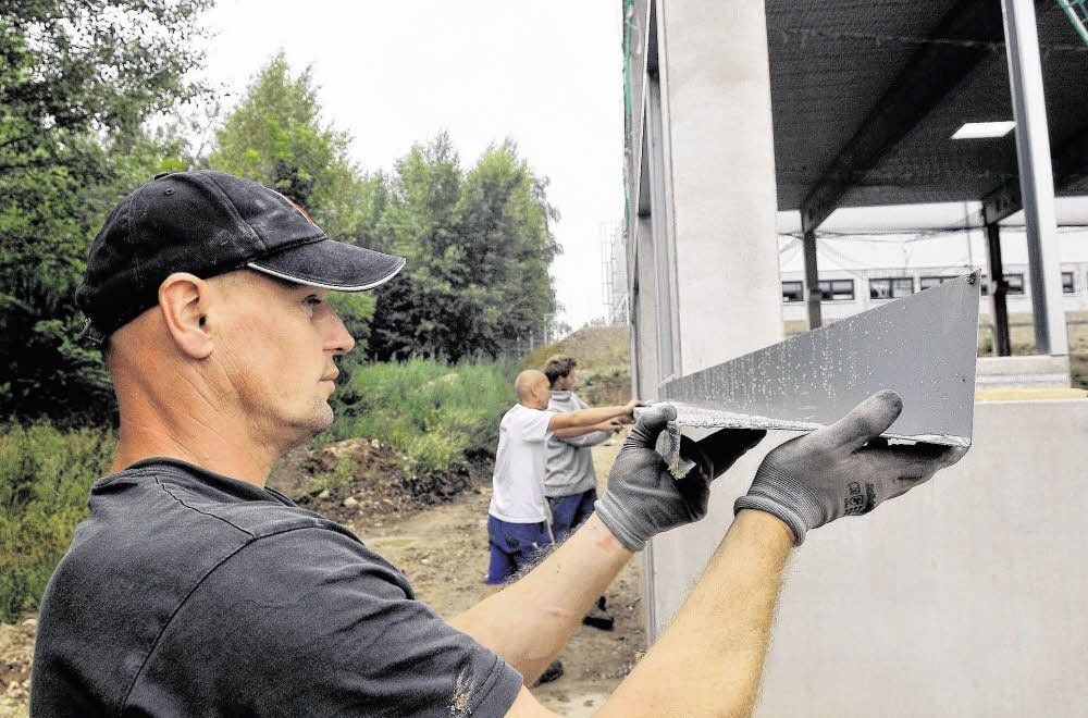 Monteur Hagen Krabbes von der Firma Metallsysteme aus Laubusch gehört zu dem Team, das gegenwärtig die Außenverkleidung der neuen Produktionshalle der Osterfelder Firma Heim und Haus installiert.