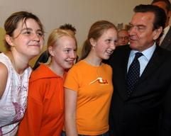 Drei Jahre nach dem Massaker lässt sich Bundeskanzler Gerhard Schröder (SPD) am Montag (29.08.2005) im sanierten Gutenberg-Gymnasium in Erfurt, das amselben Tag offiziell wieder eingeweiht wurde, mit Schülerinnen fotografieren. (Foto: dpa)