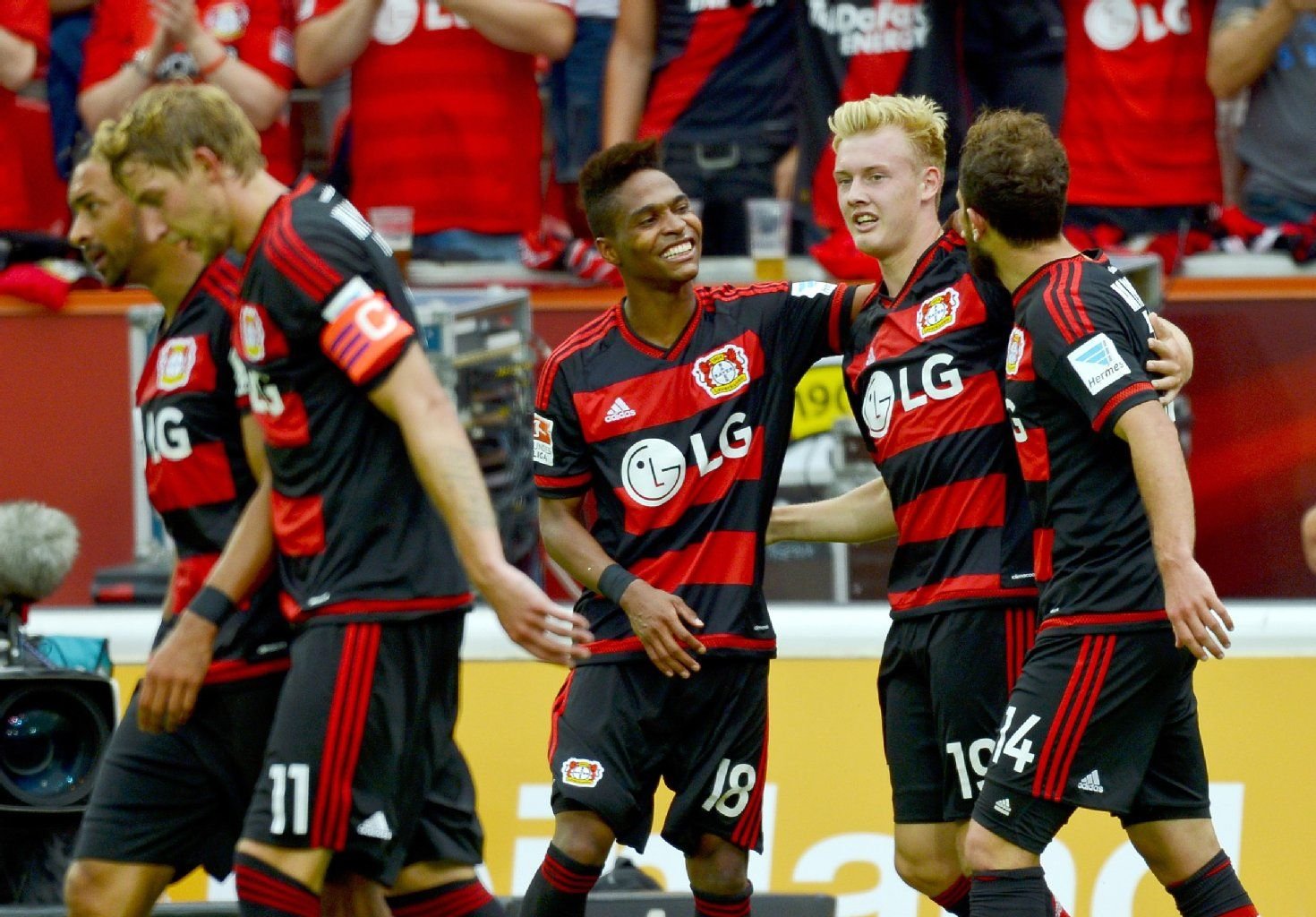 Leverkusens Julian Brandt (2.v.r.) jubelt über den entscheidenden Treffer zum 2:1 gegen die TSG Hoffenheim.