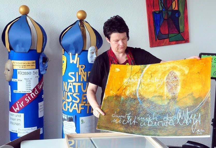 Ulrike Kirchner mit einer Arbeit des Künstlers Karl Anton
