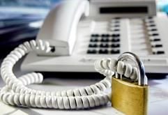 Telefongespräche über das Internet sind öffentlich: Verschlüsselungsprogramme Schutz vor Mithörern bieten. (Foto: dpa)