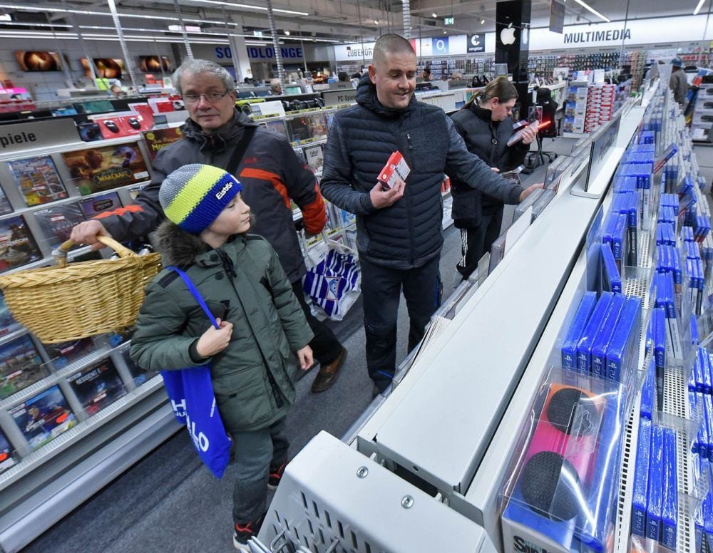 Viele lösten im Medimax-Elektronikmarkt in Aschersleben ihre zu Weihnachten bekommenen Gutscheine ein.