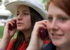 Immer mehr Jugendliche sind verschuldet, in vielen Fällen sind hohe Handy-Kosten für die Schulden der jungen Leute verantwortlich. (Foto: dpa)