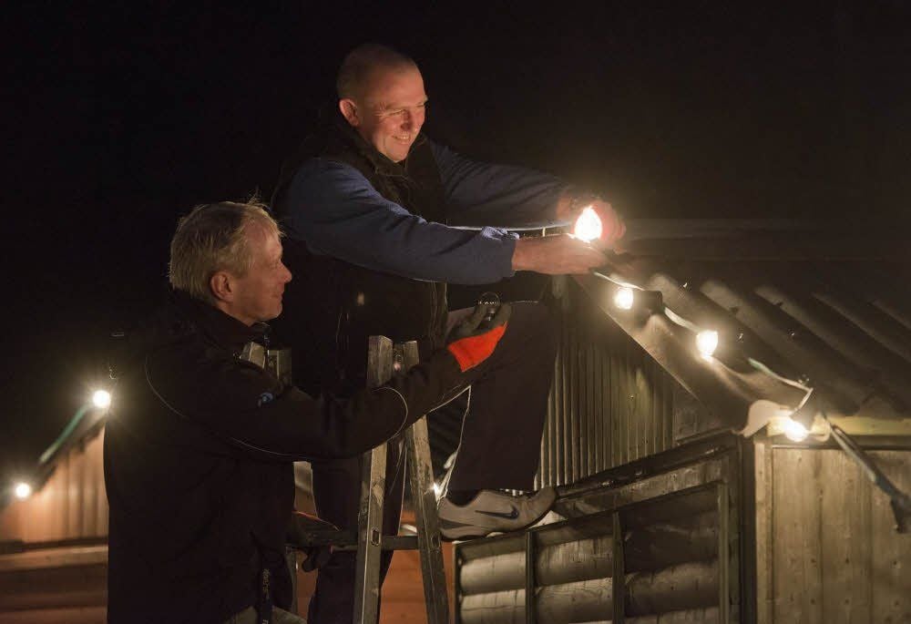 Eike Helmholz und Mario Gennari (r.) überprüfen die Beleuchtung der Hütten, die heute auf dem Vorfreudeweihnachtsmarkt leuchten werden.
