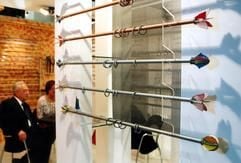 Einfach und schnell - an Stangen lassen sich Gardinen mit Ösen oder Ringen leicht befestigen. (Foto: Messe Frankfurt/dpa)