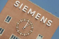 Eine Uhr zeigt in Erlangen an einem Bürohaus der Siemens AG die Uhrzeit «Fünf nach Zwölf» an. (Foto: ddp)