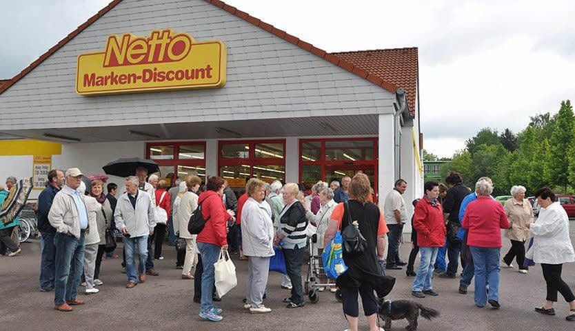 Mitte Juni hatten sich Netto-Stammkunden spontan vor der Filiale in der Oberstraße versammelt, um gegen eine Schließung zu protestieren.