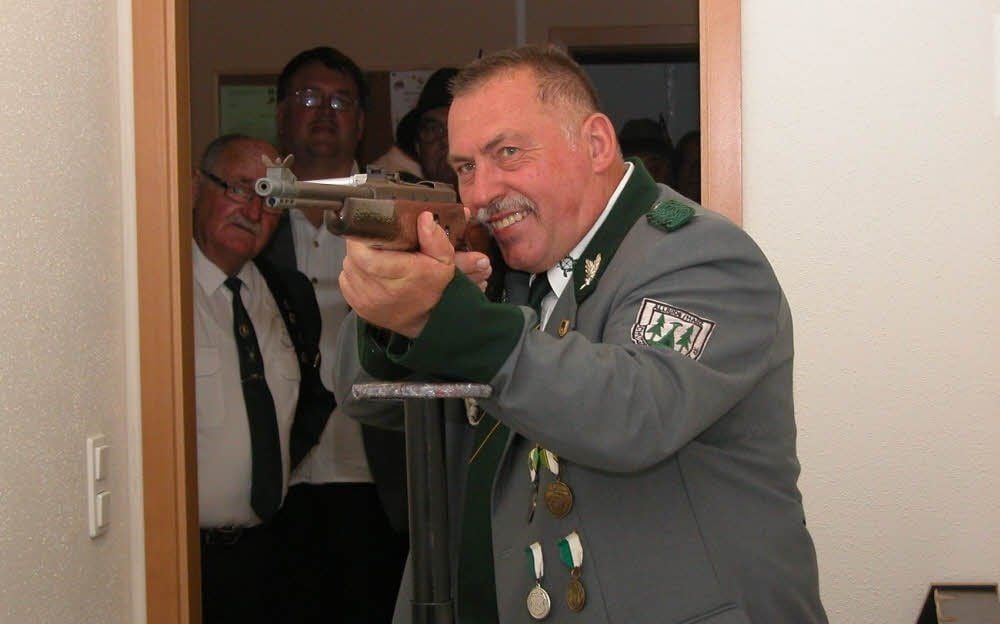 Vereinsvorsitzender Klaus Bader testet den neuen Schießstand.