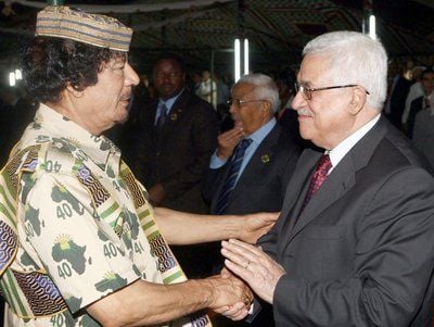 Libyens Staatschef Muammar al-Gaddafi begrüßt Palästinenserpräsident Mahmud Abbas zu den Feierlichkeiten zu einem Amtsjubiläum in Tripolis. (FOTO: DPA)
