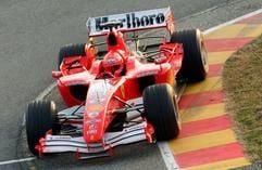 Der deutsche Formel 1-Pilot Michael Schumacher rollt am Dienstag (24.01.2006) auf der Rennstrecke im italienischen Mugello mit einem technischen Problem am neuen «248 F1»-Ferrari in die Boxengasse zurück. Ferrari brach die weiteren geplanten Testfahrten wegen niedriger Temperaturen ab und wird die Tests in Barcelona fortsetzen. Foto: Gero Breloer dpa +++(c) dpa - Bildfunk+++