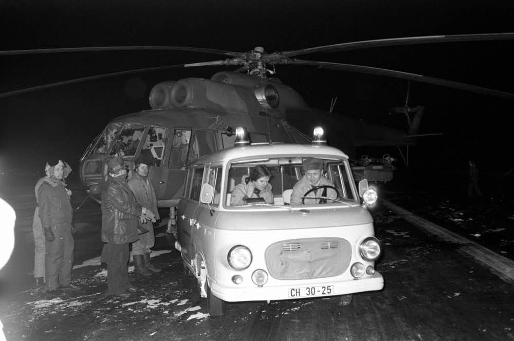 NVA-Hubschrauber bei der Rettung von Eingeschlossenen bei Demmin