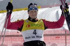 Tobias Angerer aus Vachendorf im Chiemgau jubelt nach dem Weltcuprennen im Sprint am Mittwoch (12.02.2003) im oberbayerischen Reit im Winkl. Der Deutsche belegte den dritten Rang hinter dem Italiener Christian Zorzi (1. Platz) und Joergen Brink aus Schweden. (Foto: dpa)