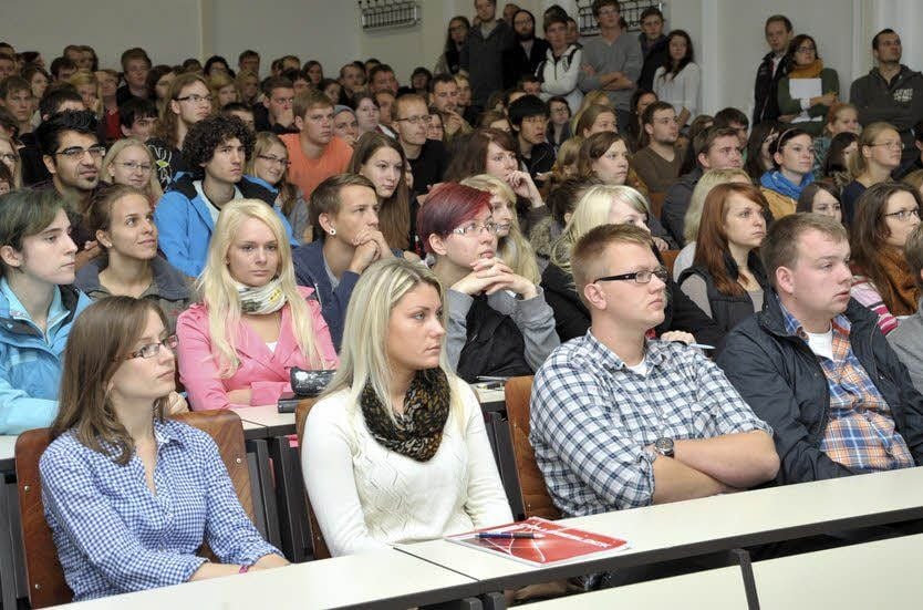 So voll ist der Hörsaal 1 auf dem Campus Bernburg wohl nur zur offiziellen Begrüßungsveranstaltung der Studienanfänger.