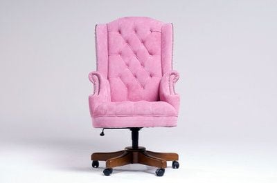 Der Drehstuhl in altehrwürdiger Chesterfield-Optik sieht mit einem Seidenbezug in Pink alles andere als verstaubt aus. (FOTO: DPA)