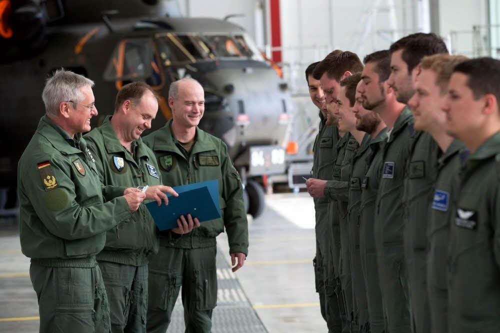 Generalmajor Helmut Schütz, Oberstleutnant Jürgen Haupenthal, Kommandeur der Lufttransportgruppe Holzdorf, sowie Oberstleutnant Stefan Demps (v.l.) beglückwünschten die ersten acht Piloten für den erfolgreichen Abschluss ihrer Musterberechtigung.