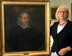 In der Deutschen Akademie der Naturforscher Leopoldina in Halle (Saale) steht die Generalsekretärin der Leopoldina Jutta Schnitzer-Ungefug neben einem Ölgemälde des Begründers und ersten Präsidenten der Leopoldina, Johann Laurentius Bausch (Präsident von 1652 bis 1665). (Foto: dpa)