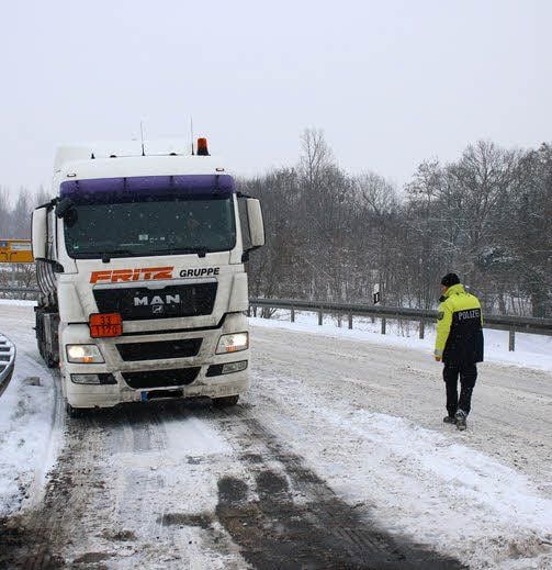 Einige Lkw kamen auf der Wittenberger Bahnhofsbrücke gestern schlecht voran.