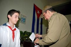 Der Pionier bewacht die Urne: Kubas amtierender Präsident Raúl Castro bei der Stimmabgabe für das Ein-Parteien-Parlament. (Foto: dpa)