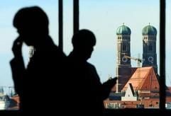 Zwei Personen telefonieren mit ihren Handys. (Foto: dpa)
