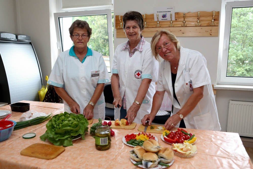 Zaubern beim DRK auch am kommenden Montagnachmittag wieder ein leckeres Büfett für Blutspender: Linda Safarik, Christa Wagenknecht und Ingrid Jähnel (v.l.).