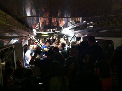 Nur spärlich beleuchtet ist eine S-Bahn, die in Hamburg am Samstag in einem Tunnel zwischen den Bahnhöfen Altona und Königstraße stehen geblieben ist. (FOTO: DPA)