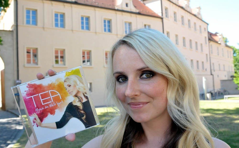 Hier hat alles angefangen: Tea Wartmann präsentiert ihre CD vor der Bernburger Musikschule.