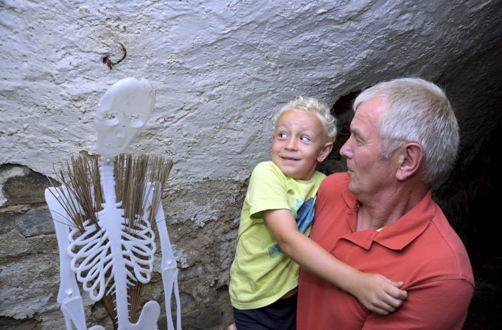 Ohne Opa Klaus in den Spukkeller? Das wäre nichts für den sechsjährigen Fabian aus Coswig.