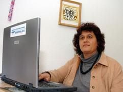 Die neue Cap Anamur-Vorsitzende Edith Fischnaller arbeitet am Montag (04.10.2004) in Bonn an einem Laptop. (Foto: dpa)