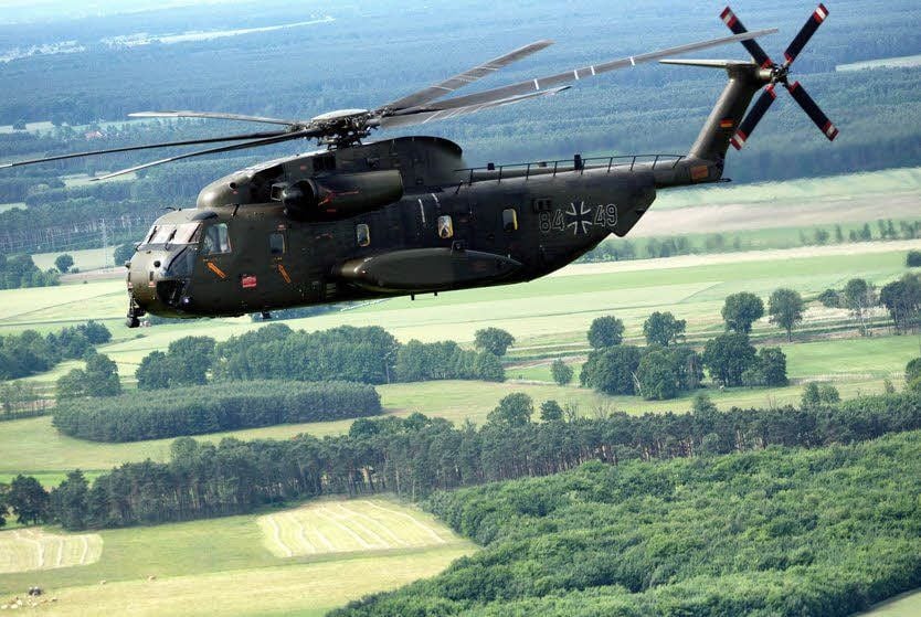 Ein Holzdorfer Hubschrauber vom CH 53 GA befindet sich auf einem routinemäßigen Trainingsflug.